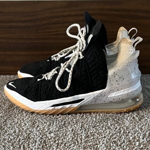 Lebron 17 sneaker